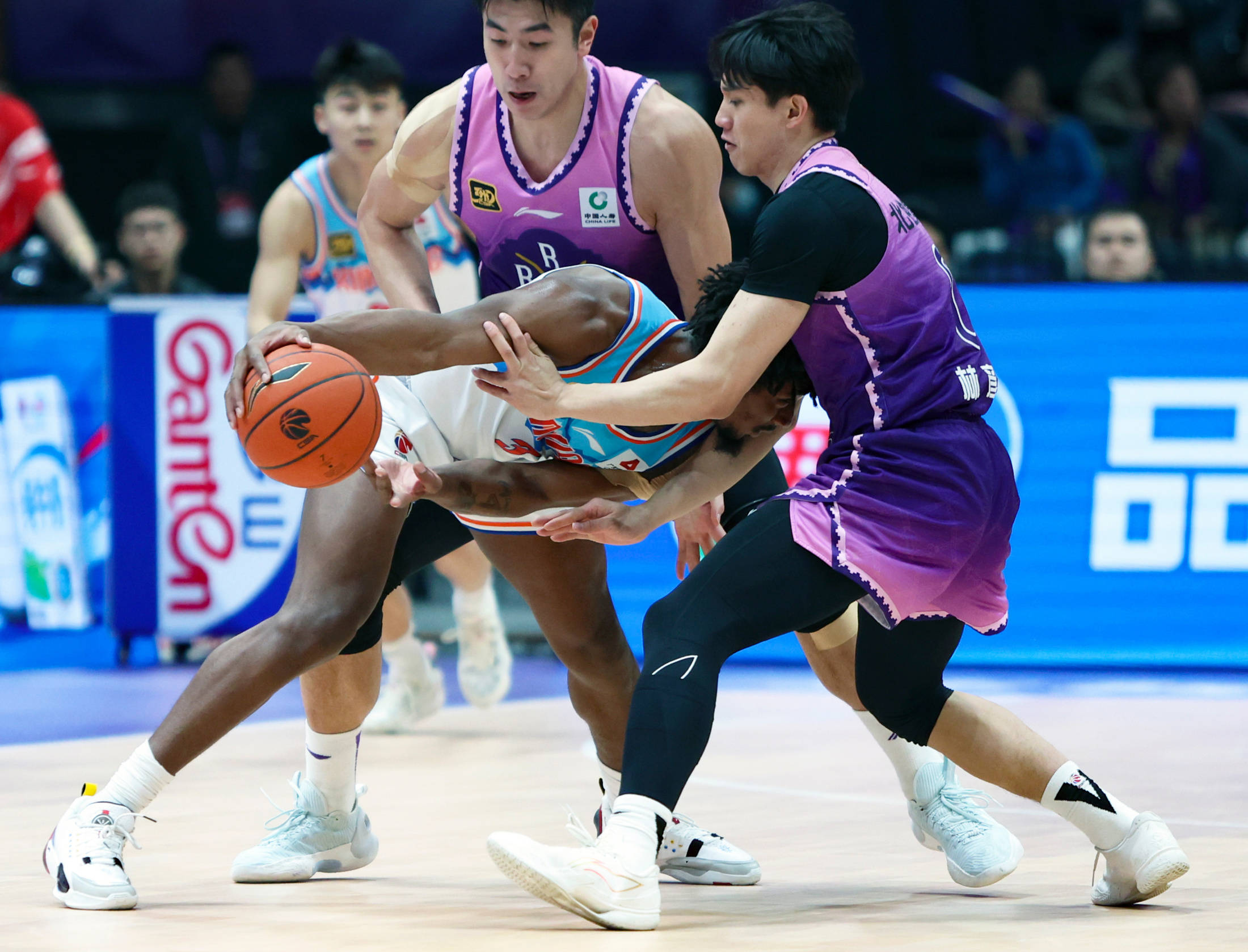 九游官网入口 -清晨体能课后;新疆广汇刷新队史纪录备战全明星赛;气氛紧张;控场能力受关注(新疆广汇俱乐部篮球队对阵美国探险者队)