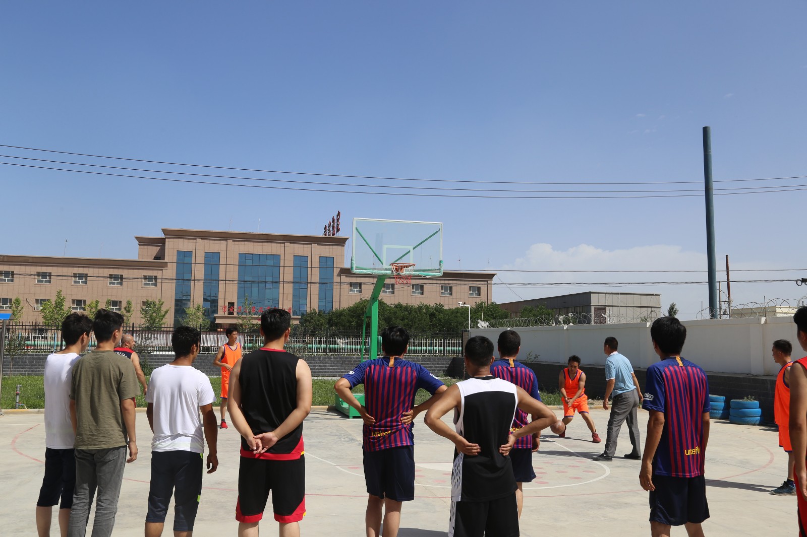 九游体育 - 新疆广汇训练开放日，集结日回应争议引欢呼，法国杯在即，身体对抗强度拉满