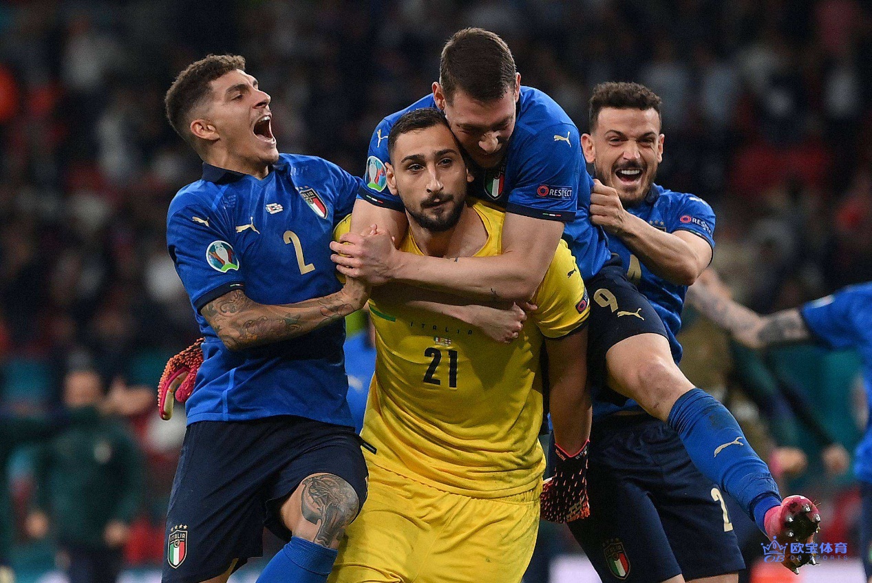 九游体育 - 新疆广汇训练开放日,集结日回应争议引欢呼,法国杯在即,身体对抗强度拉满